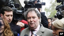 Mark Stephens, lawyer for WikiLeaks founder Julian Assange, speaks to the media as he arrives at City of Westminster Magistrates Court in London, 07 Dec 2010