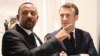 Le Premier ministre éthiopien Abiy Ahmed (à gauche) et le président français Emmanuel Macron (à droite) avant une réunion à Addis-Abeba le 12 mars 2019.