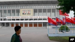 中國領導人習近平訪問平壤之際，平壤街頭的北韓與中國國旗。（2019年6月20日）