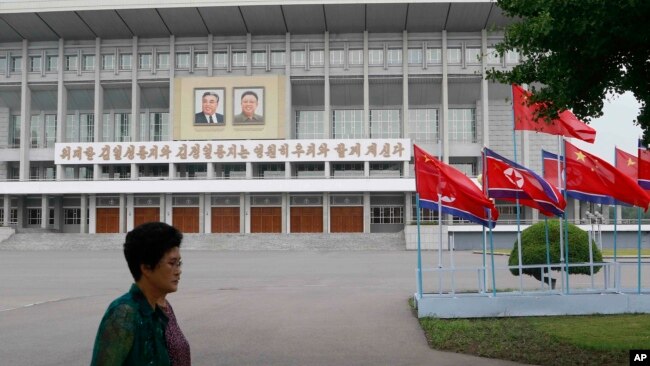 中国领导人习近平访问平壤之际，平壤街头的朝鲜与中国国旗。（2019年6月20日）