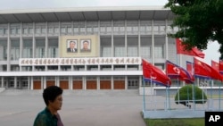 中国领导人习近平访问平壤之际，平壤街头的朝鲜与中国国旗（美联社2019年6月20日）