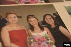 Từ trái qua, ba chị em Nguyễn Anh Thùy, Nguyễn Anh Thư, và Nguyễn Anh Thúy chụp cùng nhau trong một đám cưới mà chị Thư làm phù dâu, tháng 10, 2006.