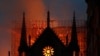 Des flammes et de la fumée montent de la cathédrale Notre-Dame à Paris, le lundi 15 avril 2019. (Photo AP / Thibault Camus)