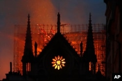 Api dan asap masih menyelimuti Katedral Notre Dame. Penyebab kebakaran belum diketahui secara pasti.