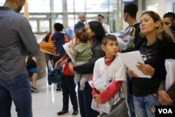 Imigranti traže legalan ulazak u SAD, McAllen, Texas. (Photo: A. Barros / VOA)