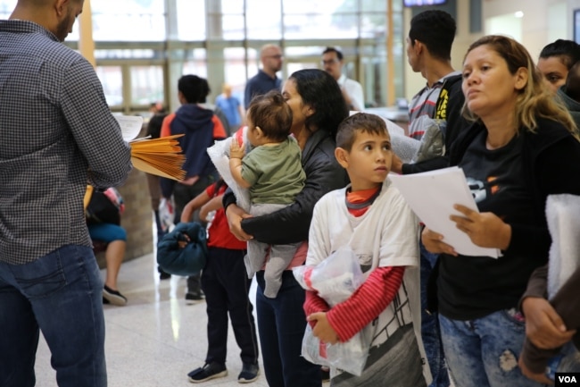 Inmigrantes buscan entrada legal a los Estados Unidos en McAllen, Texas. (Foto: A. Barros / VOA)