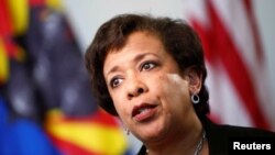 រូបឯកសារ៖ លោក​ស្រី​ Loretta Lynch រដ្ឋ​មន្ត្រី​ក្រសួង​យុត្តិធម៌​អាមេរិក​ ក្នុង​បទ​សម្ភាសន៍​ជាមួយ​ទីភ្នាក់ងារ​សារព័ត៌មាន​ Reuters នៅ​ទីក្រុង​ Phoenix រដ្ឋ Arizona។