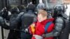 Российская полиция задерживает участника протестной акции в поддержку Алексея Навального (архивное фото) 