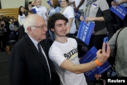 Kandidat calon presiden AS dari Partai Demokrat, Bernie Sanders, melakukan swafoto dengan seorang pendukung di Iowa Wesleyan University di Mount Pleasant, Iowa (29/1).