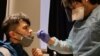 Američki glumac Ben Kroford testira se na kovid 19 pre nastupa u predstavi "Fantom iz opere" u Njujorku (Foto: Reuters/Caitlin Ochs)
