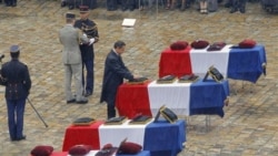 نیکولا سارکوزی رییس جمهوری فرانسه مدال افتخار را روی تابوت های سربازان که جان خود را در همفه پیش در افغانستان از دست دادند، نصب می کند. پاریس ۱۹ ژوئیه ۲۰۱۱