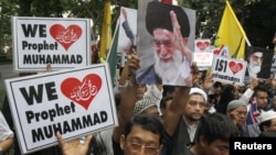 Muslim demonstrators hold banners during a protest in front of the U.S. embassy in Bangkok September 18, 2012. 