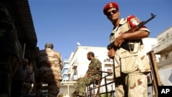 Pasukan keamanan Libya mengawasi penyerahan senjata dari warga sipil di Benghazi (29/9). Situasi di Benghazi masih terus rusuh dengan dibunuhnya kepala keamanan setempat. 