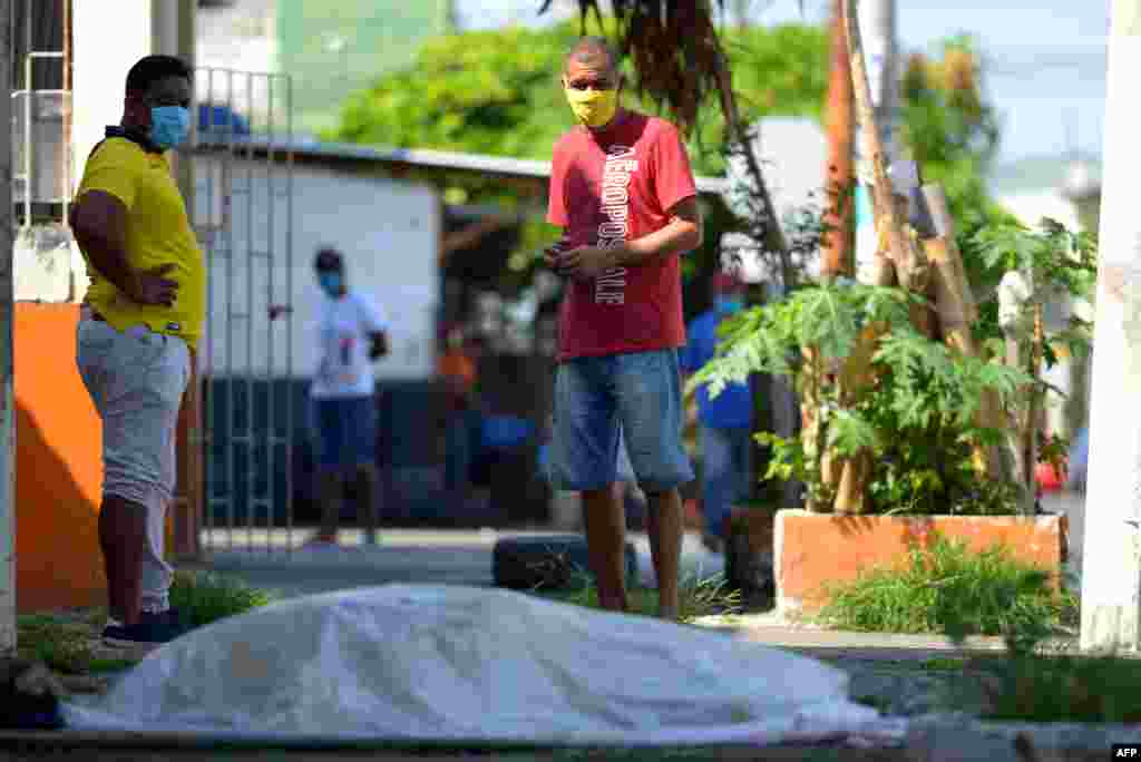 Las tropas y la policía en Ecuador han recogido al menos 150 cuerpos de calles y hogares en la ciudad más poblada del país, Guayaquil, en medio de advertencias de que hasta 3.500 personas podrían morir por el coronavirus (COVID-19) en la ciudad y la provincia circundante en los próximos meses.