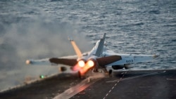 Jet tempur EA-18G Growler milik Angkatan laut AS lepas landas dari kapal induk USS Carl Vinson (CVN 70) yang tengah berada di Teluk Persia, pada 28 Oktober 2014. (Foto: Reuters)