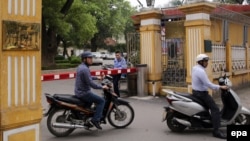 Pintu gerbang kantor Lembaga Higienitas dan Epidemiologi Nasional di Hanoi, Vietnam. (EPA/Luong Thai Linh)