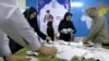 이란 총선이 실시된 지난 26일 수도 테흐란에서 선거관리위원회가 투표 종료 후 투표용지를 세고 있다.