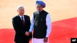  Thủ tướng Ấn Độ Manmohan Singh (phải) tiếp Tổng Bí Thư Đảng Cộng Sản Việt Nam Nguyễn Phú Trọng tại dinh tổng thống ở New Delhi, Ấn Độ, 20/11/13