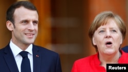 Президент Франції Еммануель Макрон та канцлер Німеччини Анґела Меркель 