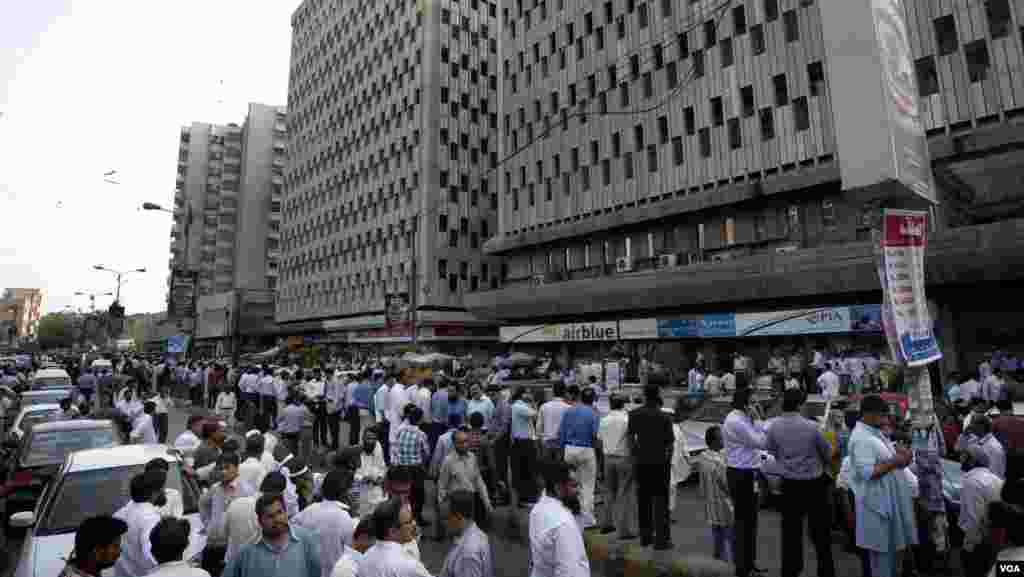 People evacuate buildings after a major earthquake hit Karachi, Pakistan, April 16, 2013. A quake described as the strongest to hit Iran in more than half a century flatted homes and offices near the border with Pakistan.