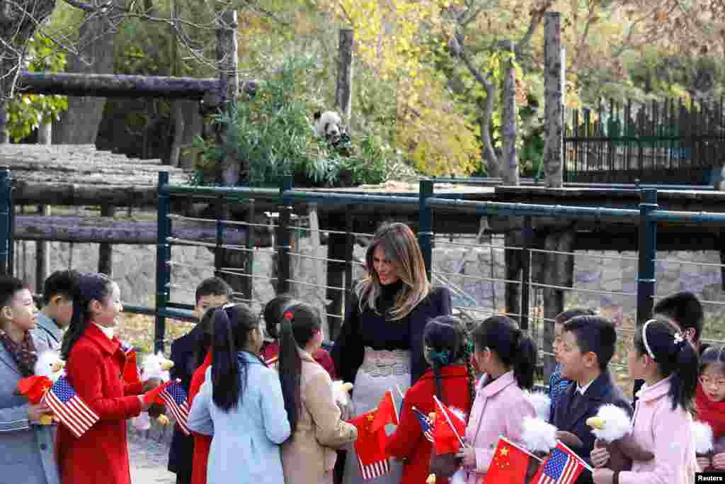 美國第一夫人梅拉尼婭·川普參觀北京動物園,同歡迎她的兒童交談(2017年11月10日)。