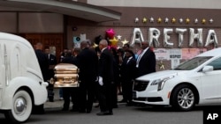 Peti jenazah penyanyi legendaris Aretha Franklin, dibawa ke New Bethel Baptist Church, di Detroit, Kamis, 30 Agustus 2018. Franklin meninggal dunia pada usia 76, karena kanker pankreas, 16 Agustus 2018. 