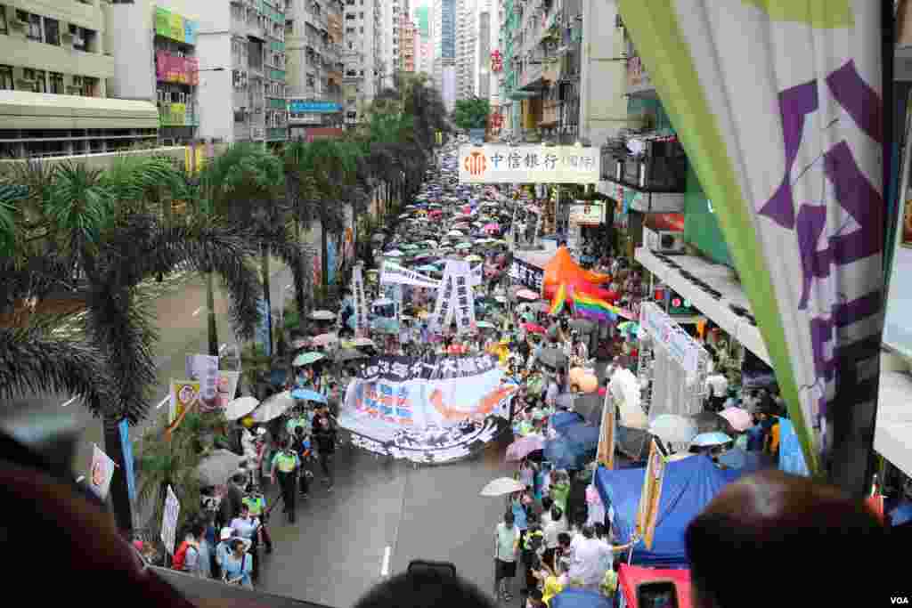 香港几十万市民上街参加七一大游行要求真普选 (美国之音海彦拍摄)