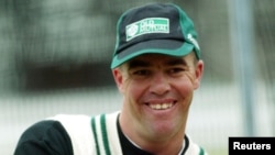FILE: Zimbabwe cricket captain Heath Streak smiles during nets practice atLord's cricket ground in London, May 20, 2003. Reuters.