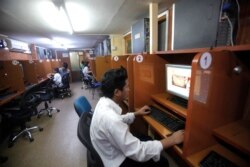 Seorang pria menggunakan internet di sebuah cafe di Yangon (foto: dok). Myanmar membatasi akses informasi pasca kudeta militer.