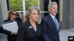 Tsohon Gwamnan Virginia Gov. Bob McDonnell da matarsa Maureen. 