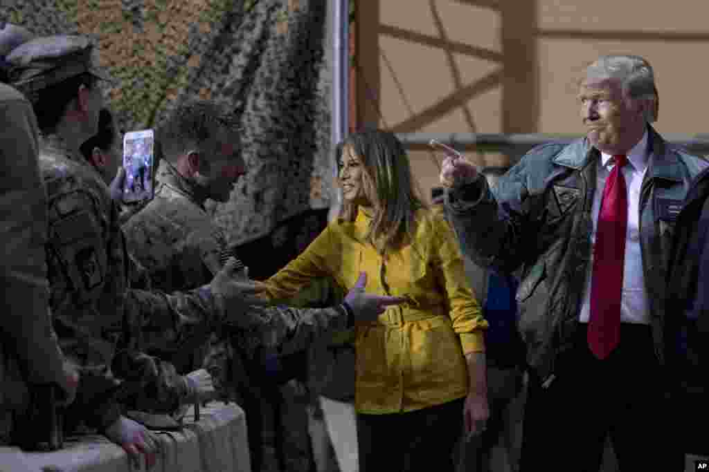 El presidente estadounidense&nbsp; y la primera dama&nbsp; saludan a soldados en la Base Aérea&nbsp;Al Asad, Irak, el miércoles 26 de diciembre de 2018.