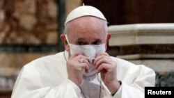 Paus Fransiskus yang mengenakan masker saat menghadiri kebaktian doa antaragama untuk perdamaian bersama dengan perwakilan agama lainnya di Basilika Santa Maria di Aracoeli, sebuah gereja di atas Bukit Capitoline Roma, di Roma, Italia, 20 Oktober 2020. (Foto: Reuters)