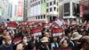香港民众举行黑衣大游行的部分诉求 （美国之音记者申华拍摄）