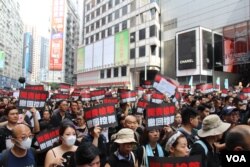 香港民众举行黑衣大游行的部分诉求 （美国之音记者申华拍摄）