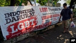 Sebuah poster anti-LGBT di Jakarta (foto: ilustrasi). 