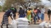 Distribution de nourriture aux zimbabwéens à Mutawatawa, à environ 220 km au nord-est de la capitale Harare, 25 novembre 2013. Photo prise le 25 novembre 2013. REUTERS / Philimon Bulawayo 
