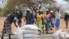 Distribution de nourriture aux zimbabwéens à Mutawatawa, à environ 220 km au nord-est de la capitale Harare, 25 novembre 2013. Photo prise le 25 novembre 2013. REUTERS / Philimon Bulawayo 