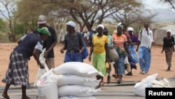 Distribution de nourriture aux zimbabwéens à Mutawatawa, à environ 220 km au nord-est de la capitale Harare, 25 novembre 2013. Photo prise le 25 novembre 2013. REUTERS / Philimon Bulawayo 