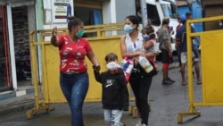 Venezuela-Kolombiya sınırı yakınındaki maskeli insanlar