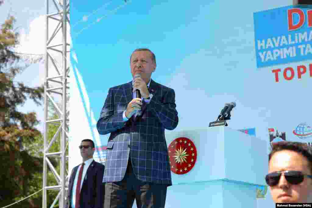 Cumhurbaşkanı Erdoğan Diyarbakır'da yaptığı ziyaretteki konuşmasında, Suriye'de bir Amerikan askerinin YPG arması taktığını gösteren fotoğraflara değindi ve ABD'yi kınadı. 