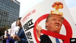 Протестующие против визита Дональда Трампа неподалеку от посольства США в Сеуле
