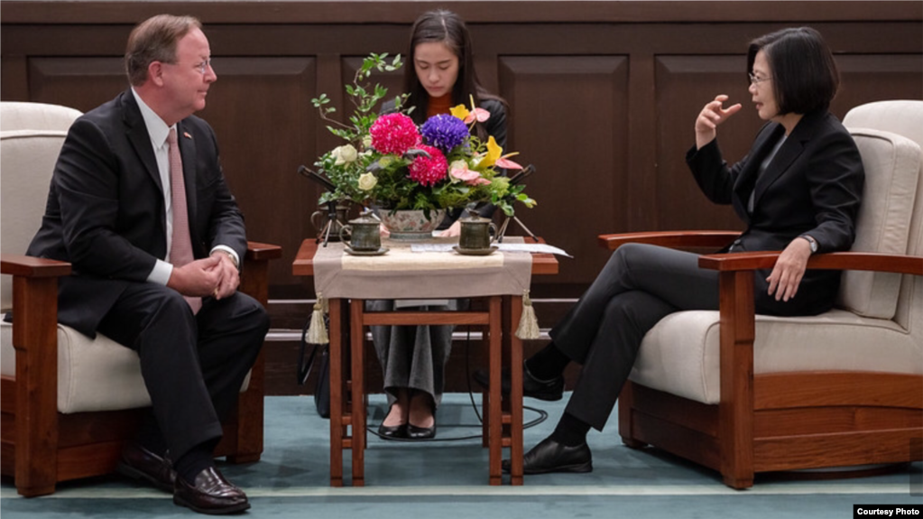 台湾总统蔡英文2019年11月26日接见美国众议员佛罗瑞斯等人访问团(台湾总统府提供)