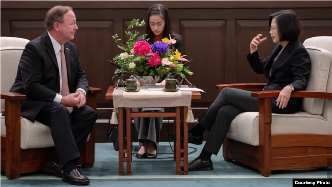 台湾总统蔡英文2019年11月26日接见美国众议员佛罗瑞斯等人访问团(台湾总统府提供)