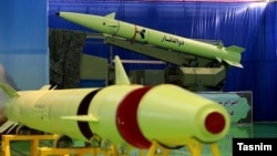 ایران می‌گوید برنامه موشکی را برای دفاع از خود دنبال می کند اما برخی گروه های تروریسی و شورشی محصولات ایران را استفاده می‌کنند. 