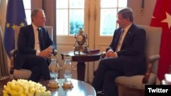 Presiden Dewan Eropa, Donald Tusk (kiri) melakukan pembicaraan dengan PM Turki Ahmet Davutoglu, Kamis (3/3).