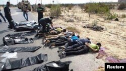 埃及士兵和医务人员8月19日清晨检查拉法赫市附近遭到伏击的警察的遗体