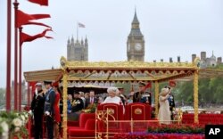 Ratu Elizabeth II bersama anggota keluarga Kerajaan lainnya menyaksikan Kontes Jubilee Berlian di Sungai Thames di London. (Foto: AP)