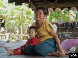 អ្នក​ស្រី បាវ ធឿ វ័យ​ ៣៧ឆ្នាំ​ ជាជន​ជាតិ​ដើម​ភាគតិច​កាវ៉ែត​ រស់នៅ​ក្នុង​ភូមិ​អូរចាយ ឃុំ​សន្តិភាព​ ស្រុកសៀមប៉ាង​ ខេត្ត​ស្ទឹងត្រែង​ នៅ​ថ្ងៃ​ទី៨ ខែ​វិច្ឆិកា​ ឆ្នាំ២០២១។ (ខាន់​ សុគុំមនោ/VOA)