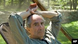 Le romancier Philip Roth, chez lui à Warren, dans le Connecticut le 5 septembre 2005.