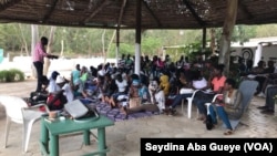 Des élèves sont reunis en atelier de lecture par des étudiants, Sénégal, 24 novembre 2018. (VOA/ Seydina Aba Gueye)